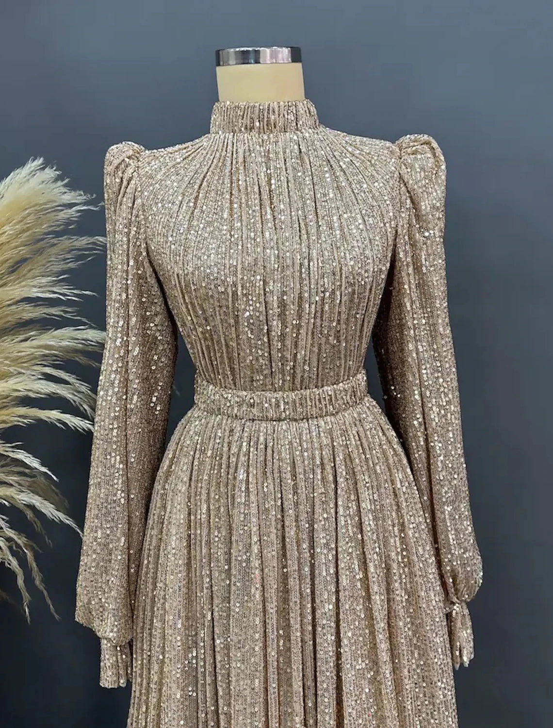 Abito da sera a trapezio, elegante, rosso, verde, con cravatta nera, lungo fino al pavimento, manica lunga, scollo gioiello, per invitati a nozze autunnali, con paillettes e arricciature